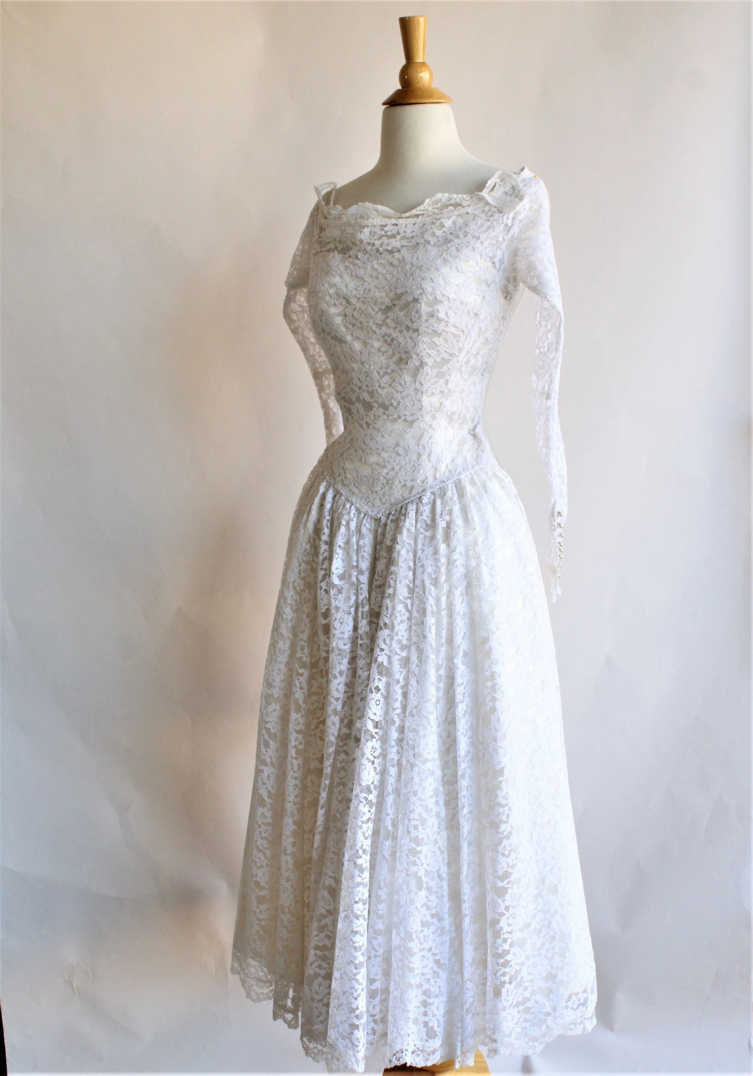 1950s White Lace Fit and Flare New Look Dress With Full Circle Skirt