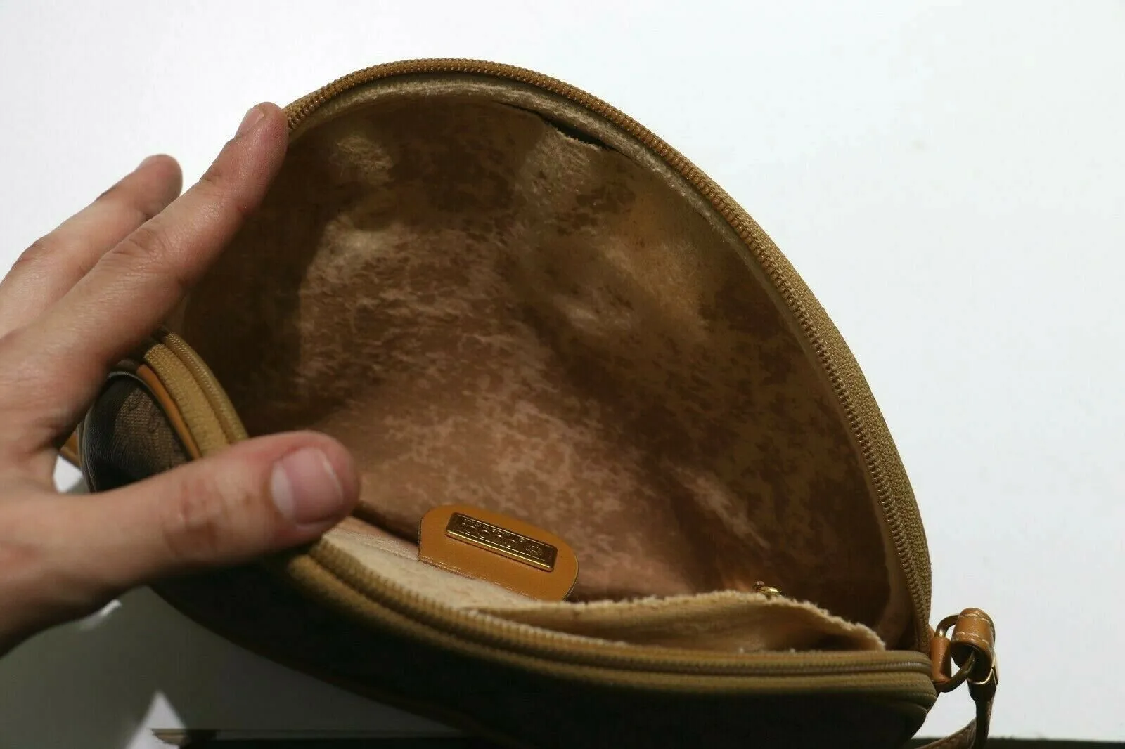 Gucci: Vintage GG Oval Crossbody Bag - Brown Leather/Beige Fabric