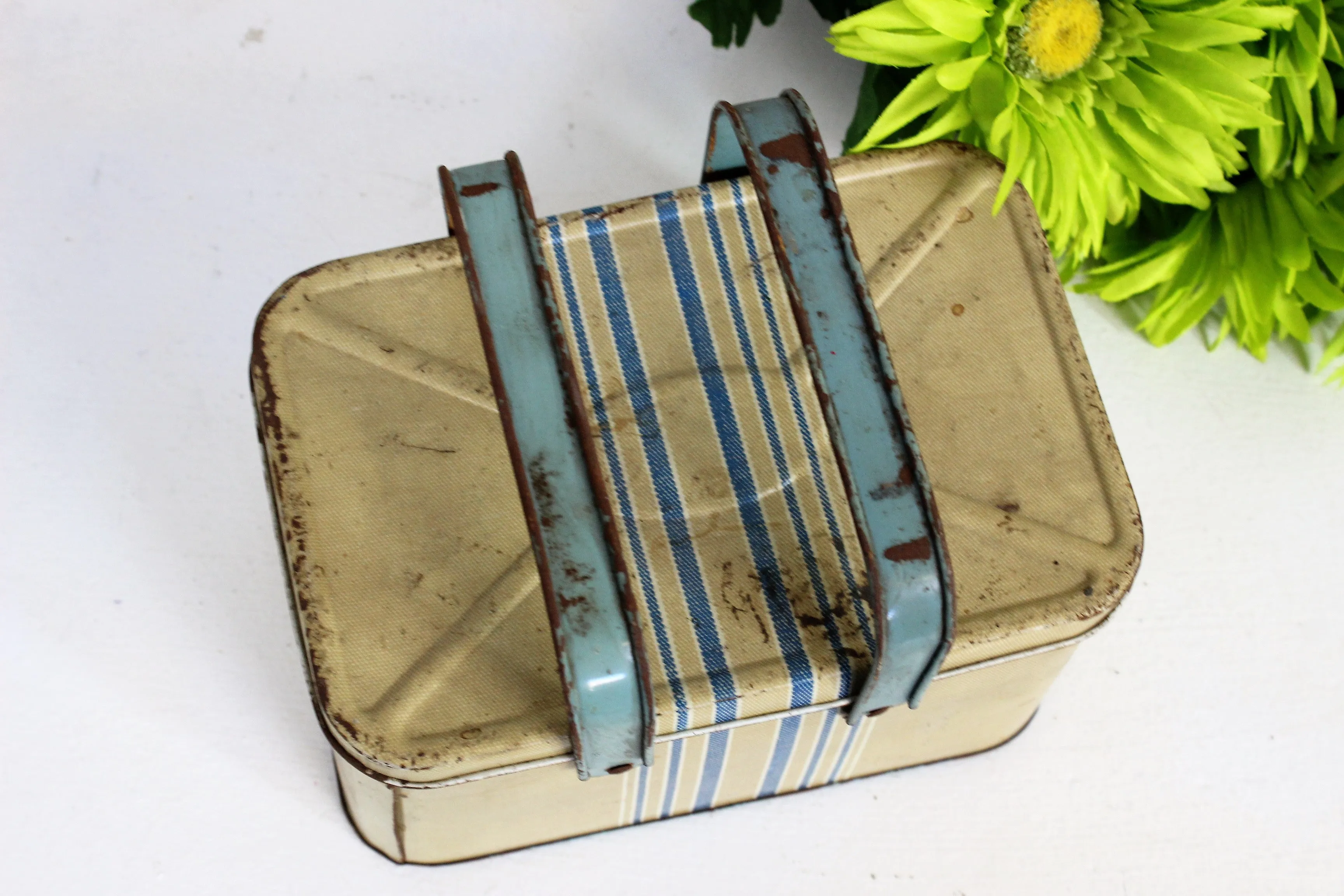 Vintage 1950s Lunchbox Tin With Tray and Lid