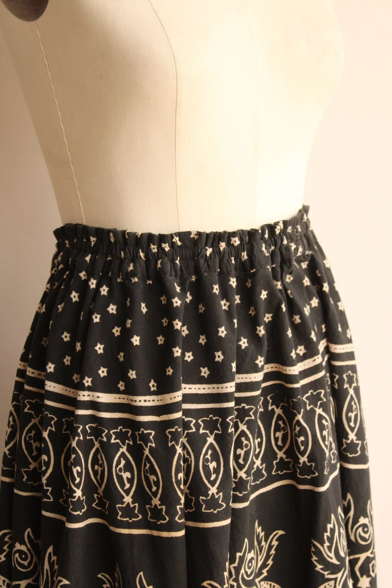Vintage 1990s Volup Size Black and Tan Full Circle Skirt